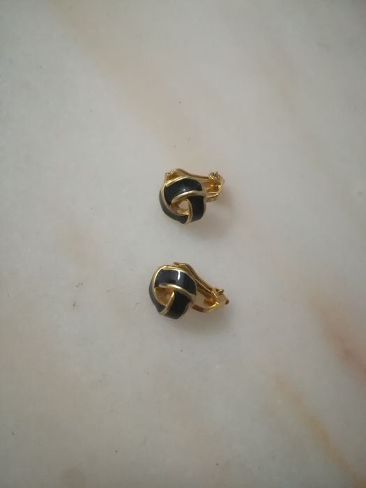 Brincos dourados e pretos