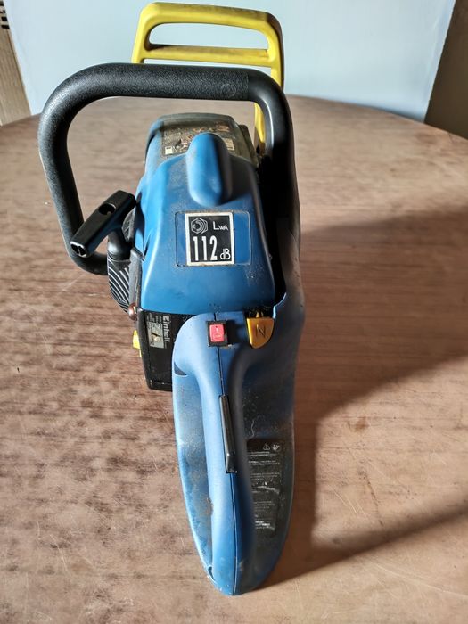 Motosserra a trabalhar (falta lâmina e trilho)