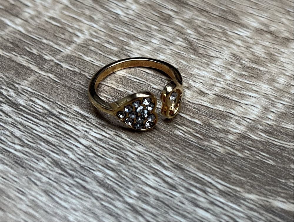złoty pierścionek z diamencikami