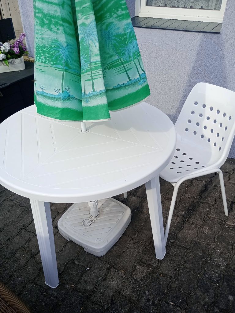 Stół i dwa krzesła balkon taras parasol podstawa
