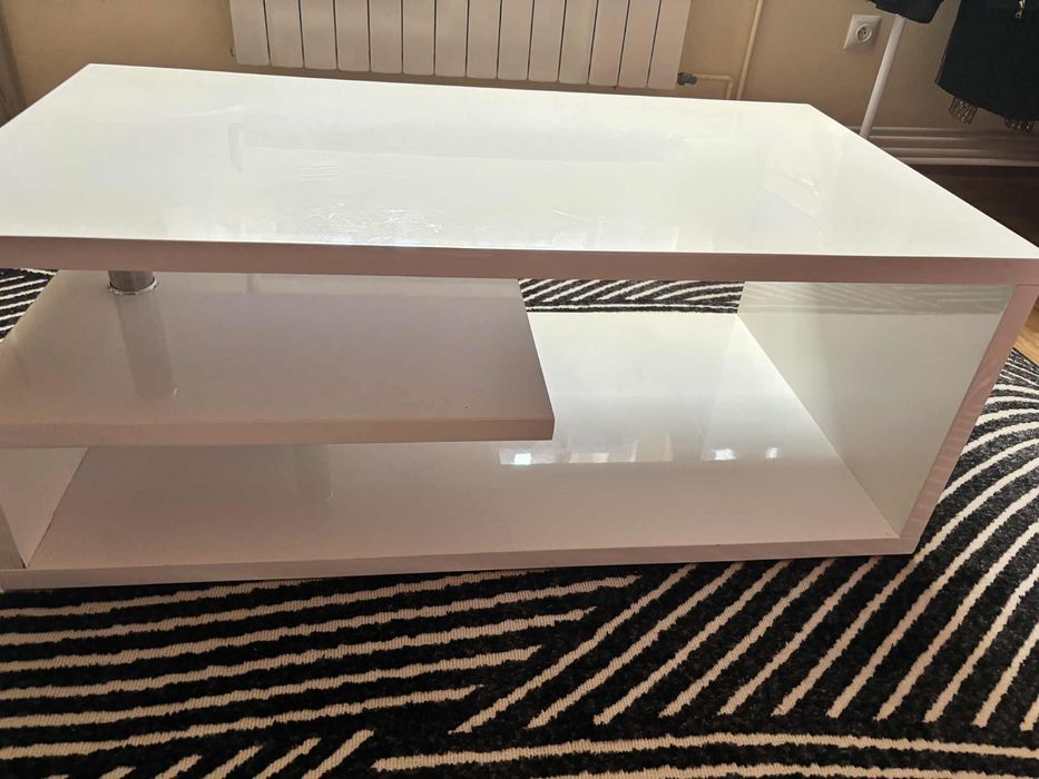 Biała błyszcząca ława