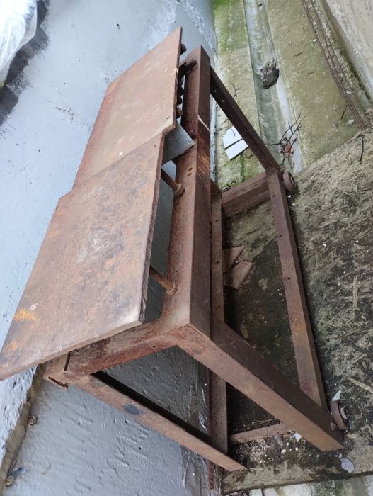 Циркулярна пила з фуговкою з регулюванням підйому стола.