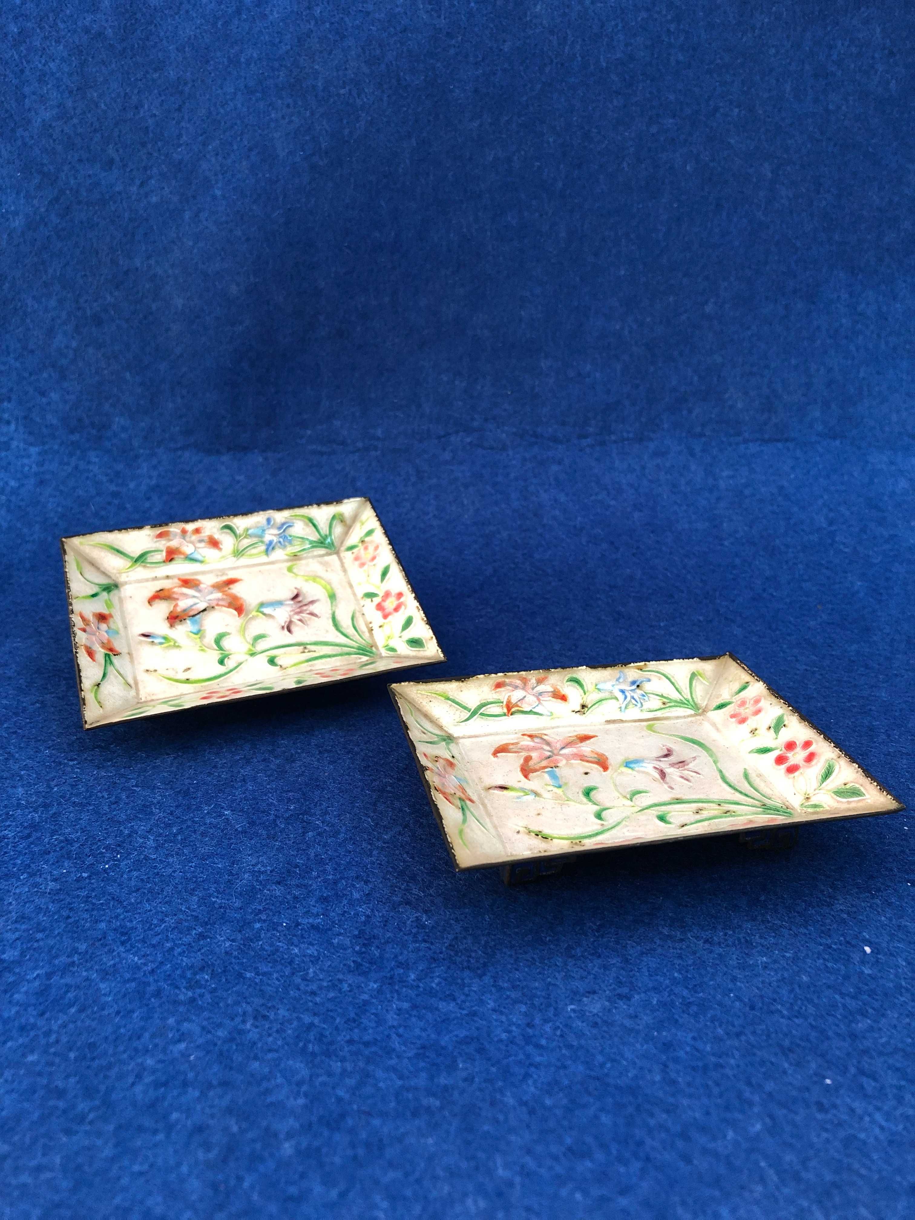 Conjunto de dois peq. covilhetes em esmalte relevado chineses