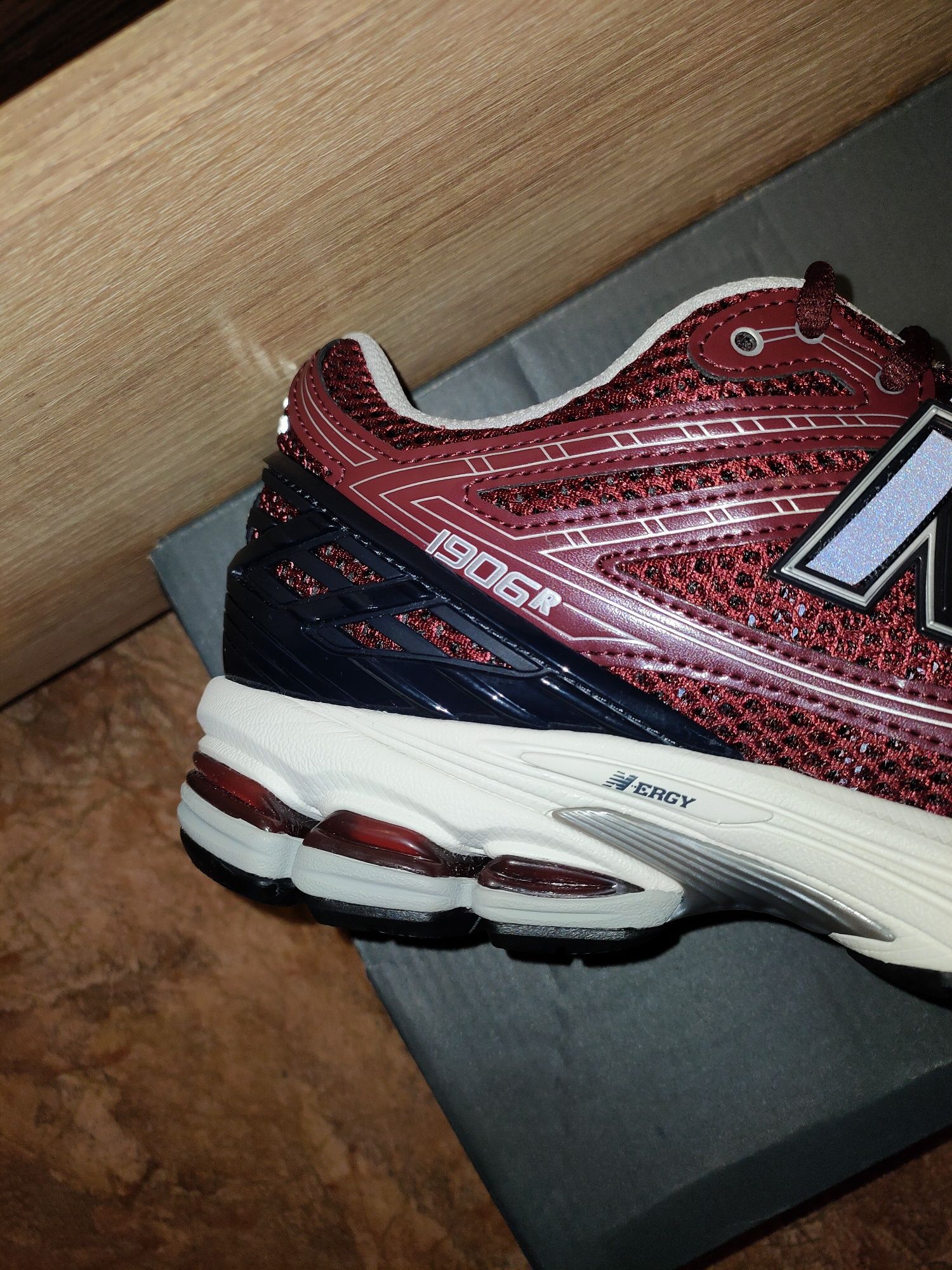 Оригінальні кросівки New Balance 1906 red