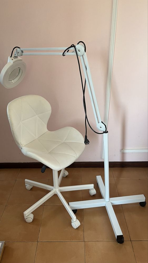Cadeira e candeeiro estetica