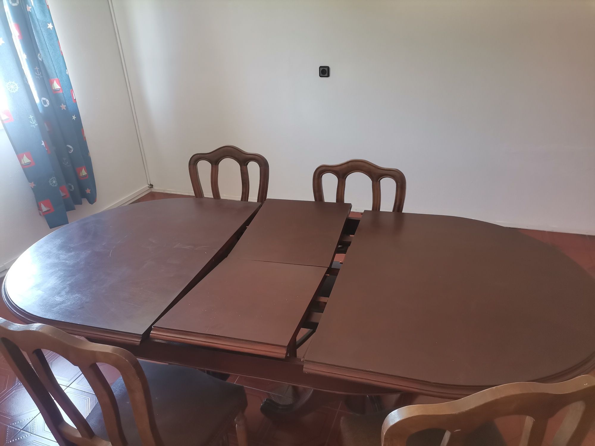 Mesa de jantar em madeira