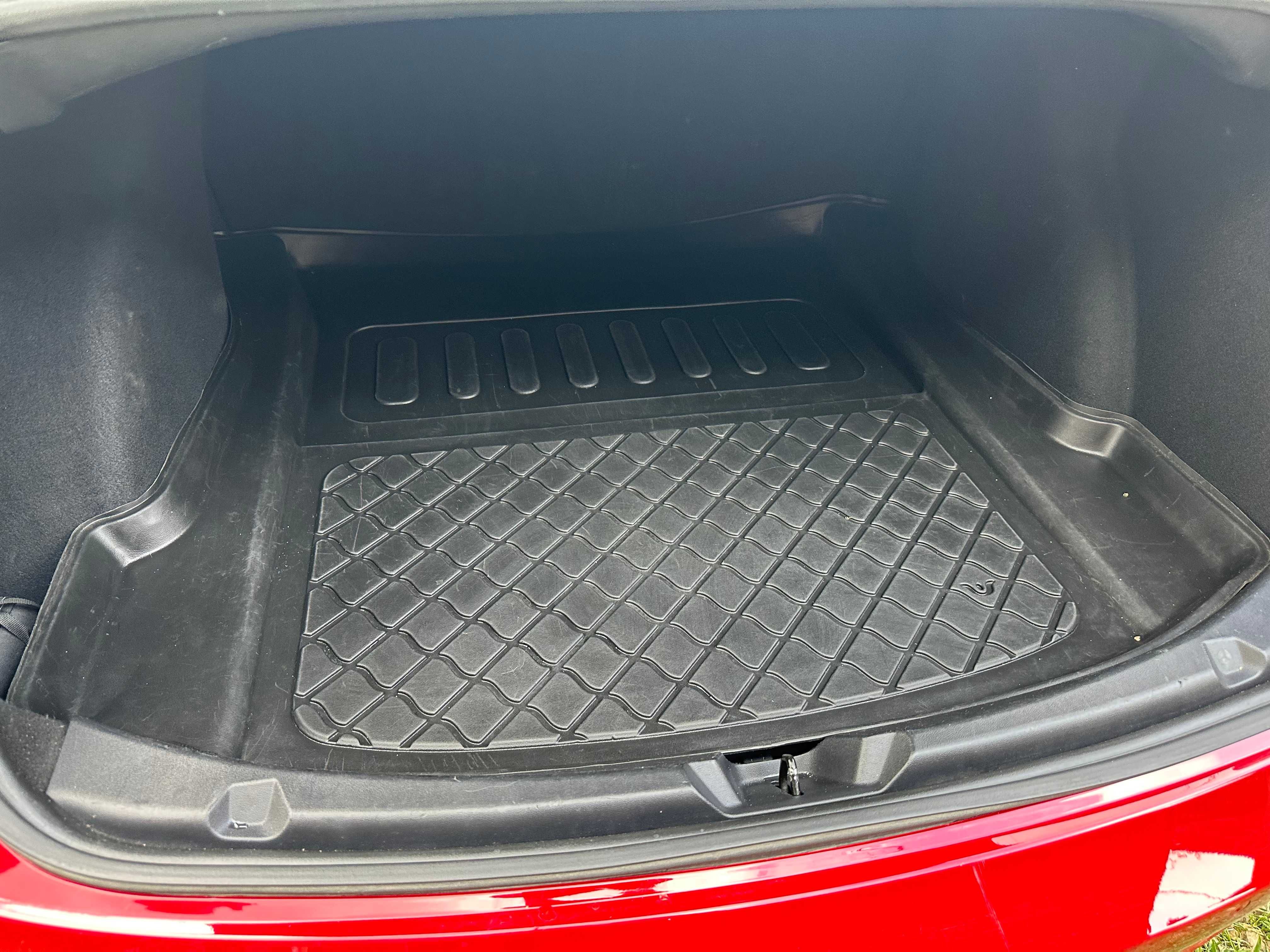 Автомобіль Tesla Model 3
