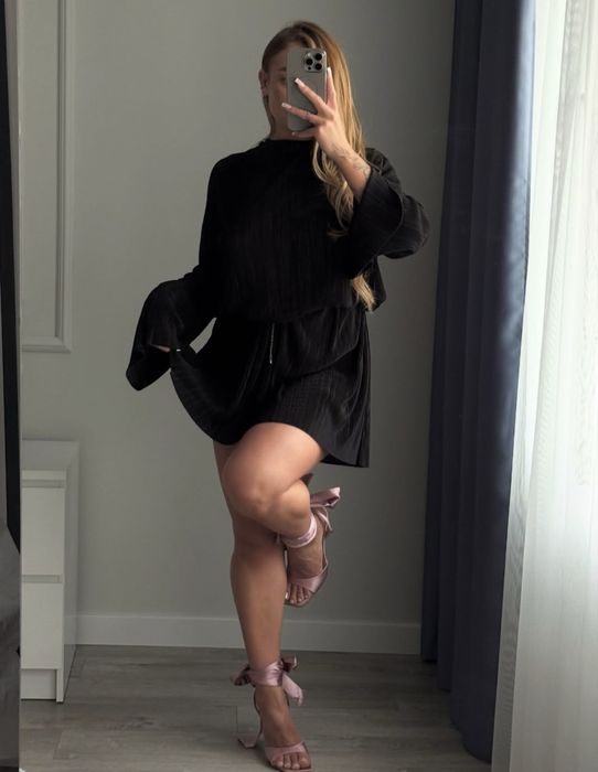 Чорна сукня плісе