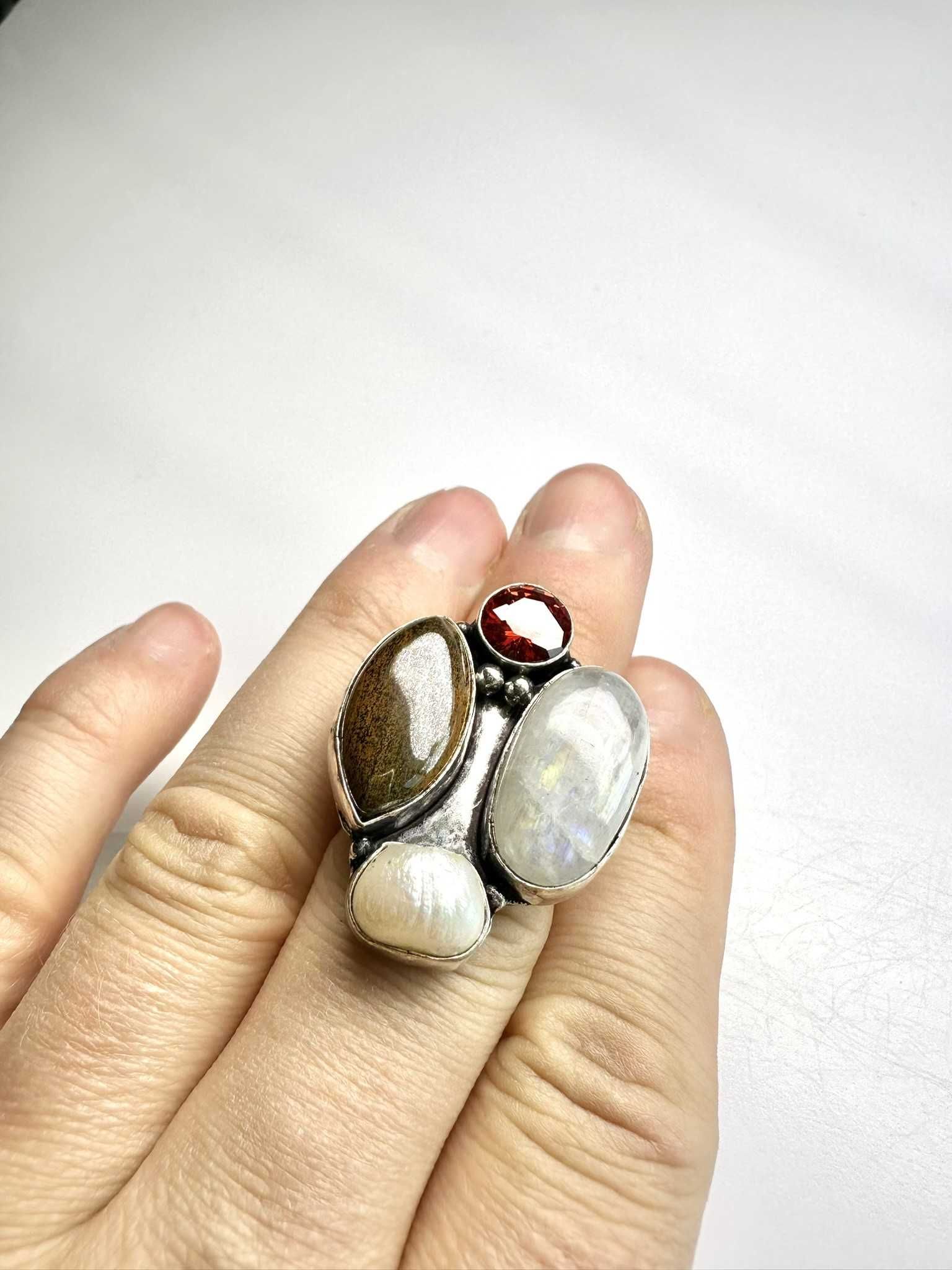Pierścionek
tęczowy kamień księżycowy, jaspis, perła, granat Próba 925