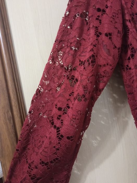 Bordowa koronkowa sukienka