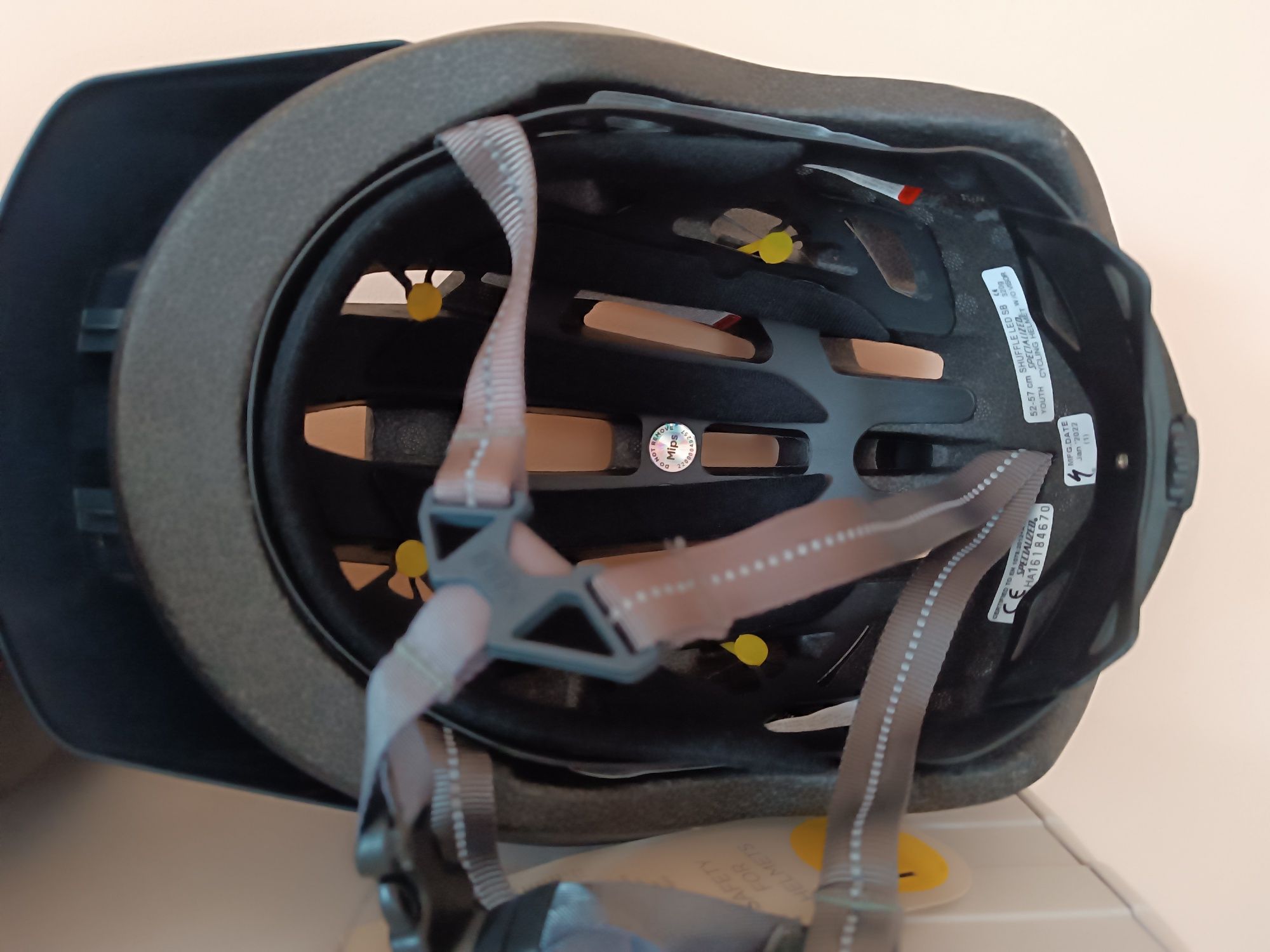 Nowe kaski Specialized Suffle LED MIPS