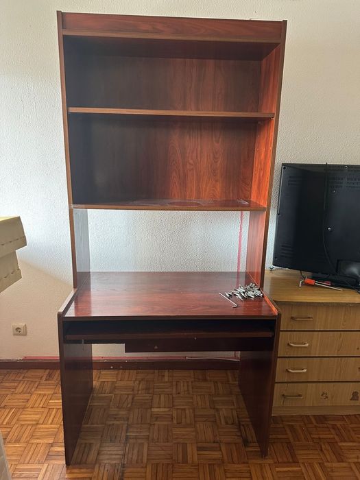 Secretaria de computador antiga