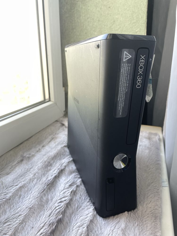 Xbox360 slim.
