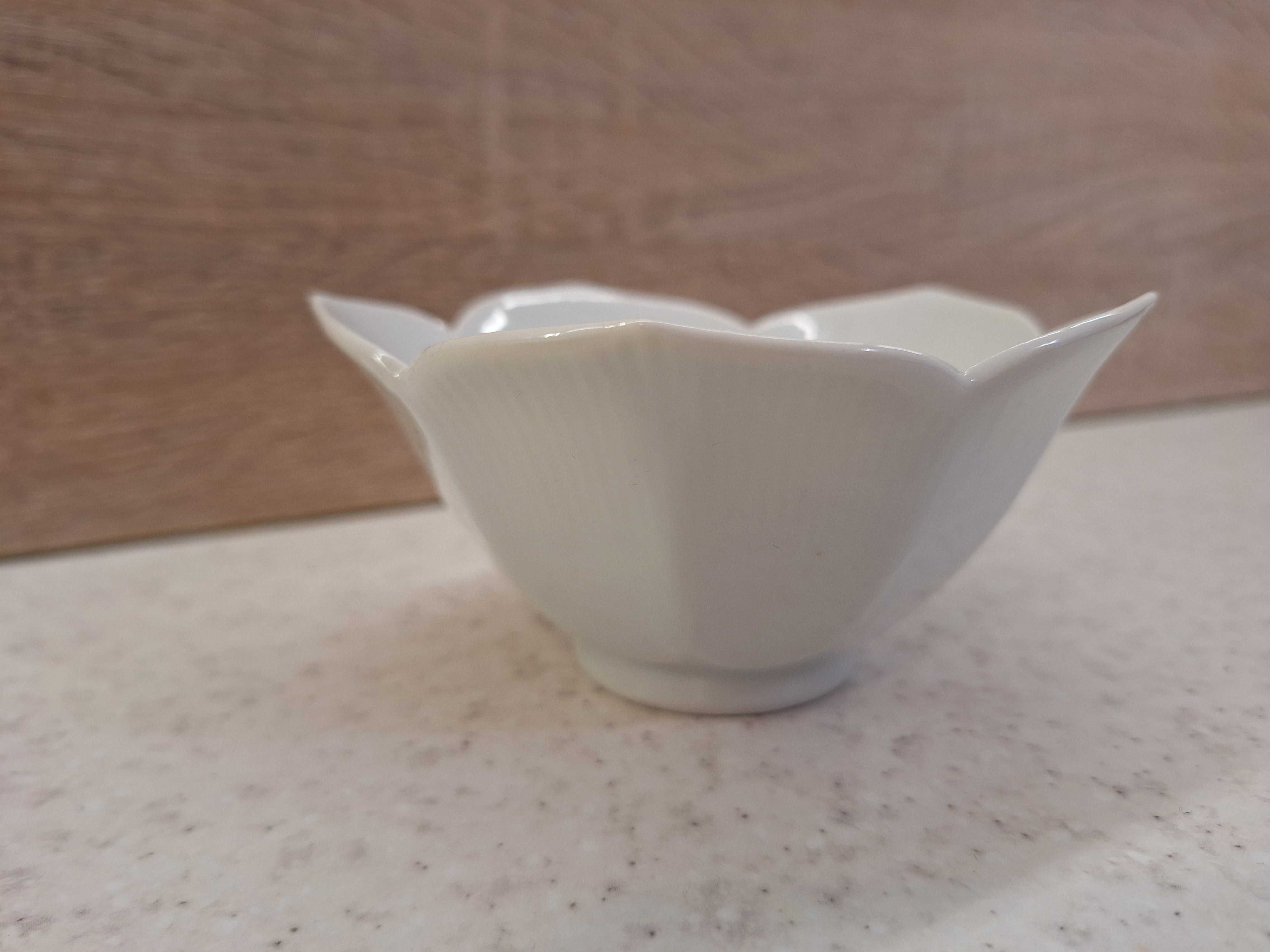 miseczka porcelanowa w kształcie kielichu kwiatu