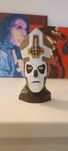 Ghost. Wokalista Papa Emeritus. Drewniana figurka.