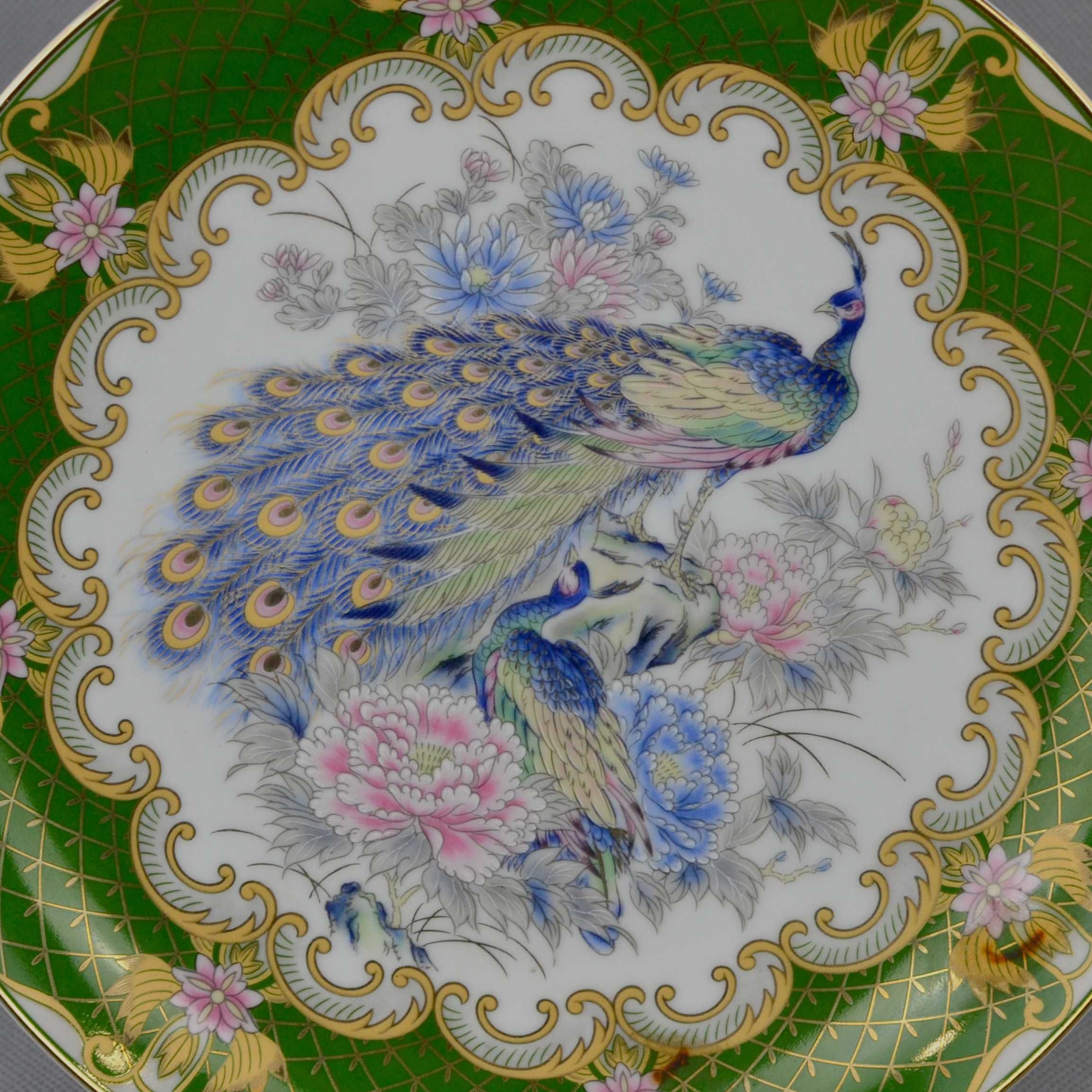 Prato em Porcelana Japonesa ricamente decorado com flores e Pavões