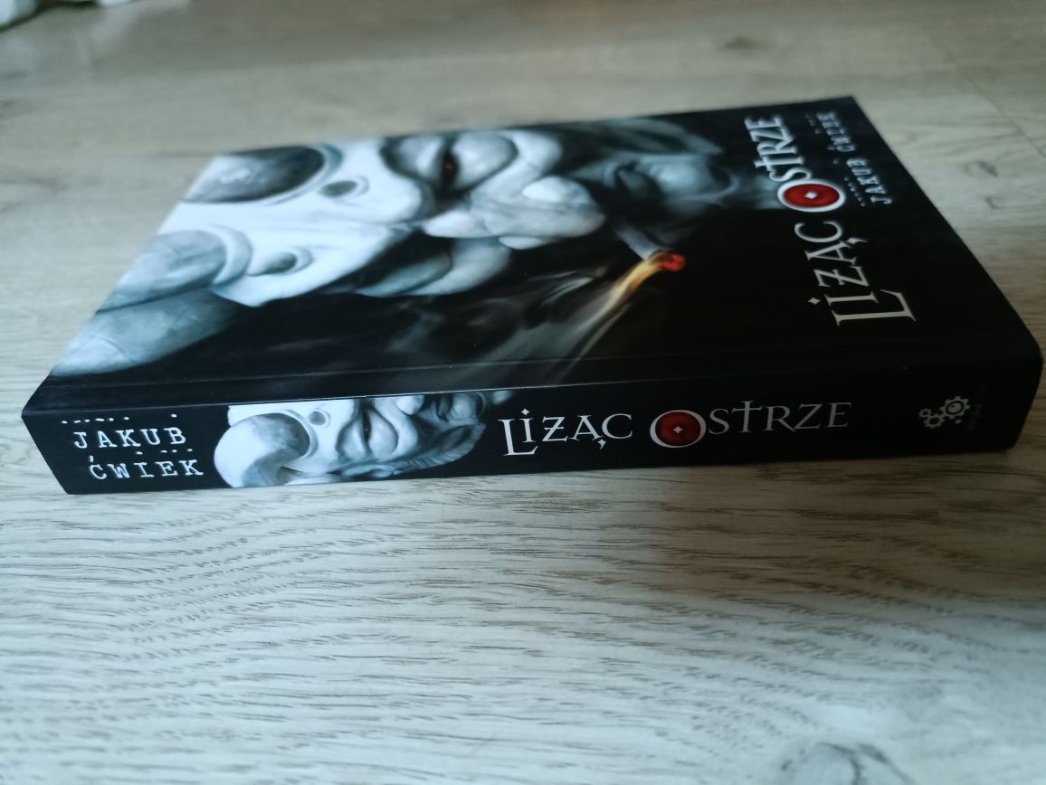 Liżąc ostrze Jakub Ćwiek