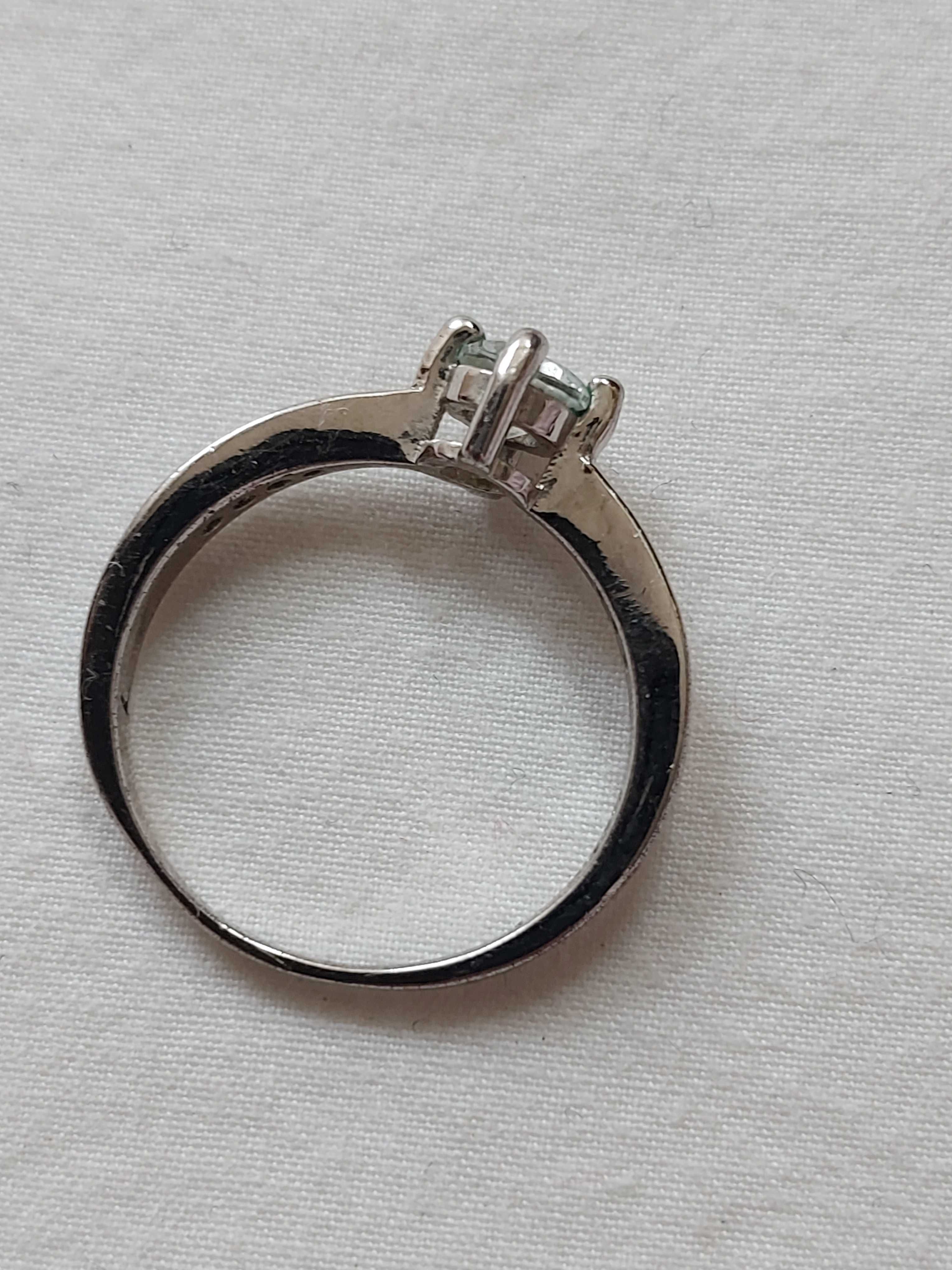 Elegancki srebrny 925 pierścionek bardzo łądny