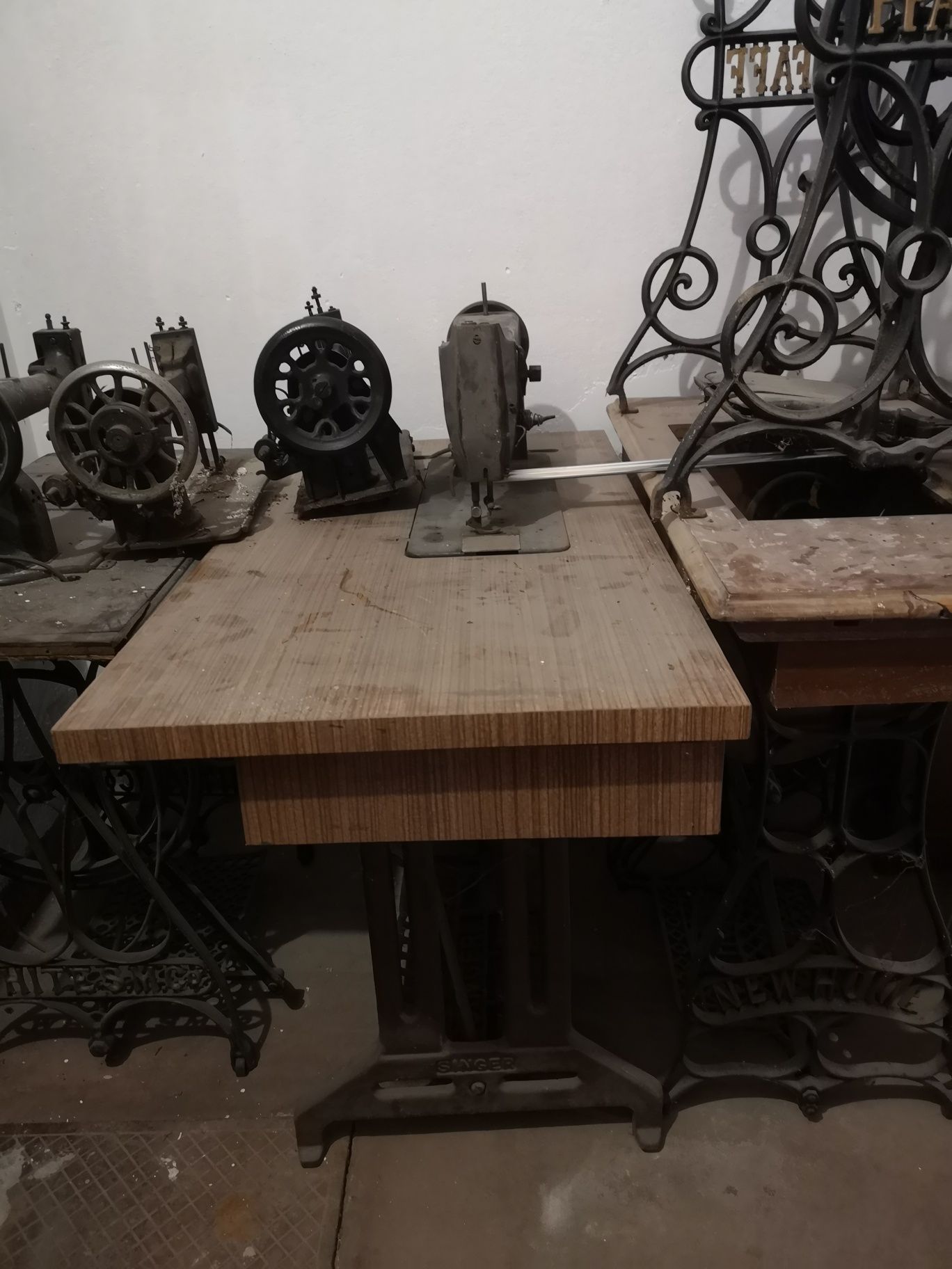 Máquinas costura antigas para restauro