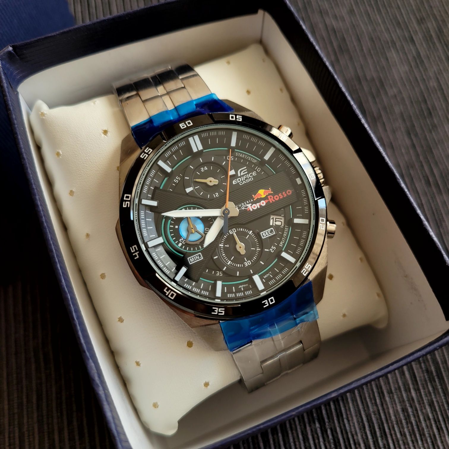 Zegarek męski na bransolecie Casio Edifice Red Bull F1.