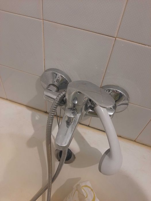 Louça de casa de banho e espelhos usados