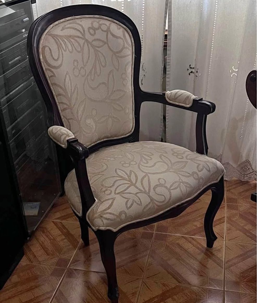 Cadeirão estofado