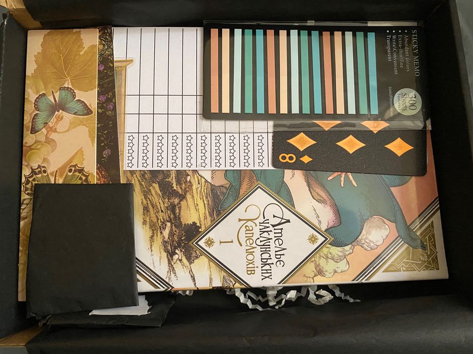 Манга «Ательє чаклунських капелюхів» Том 1 з різними додатками