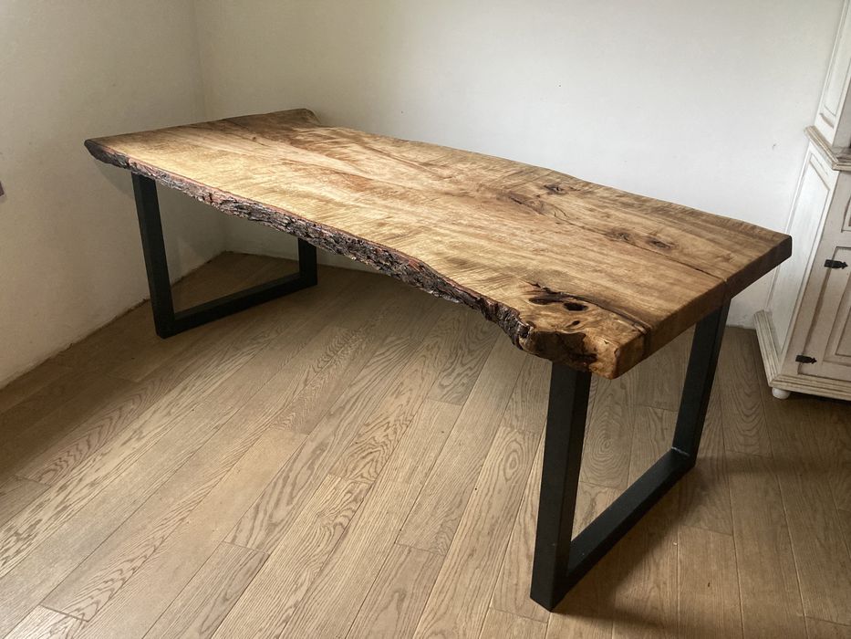 Stół dębowy z jesionu z naturalna krawędzią metalowe nogi