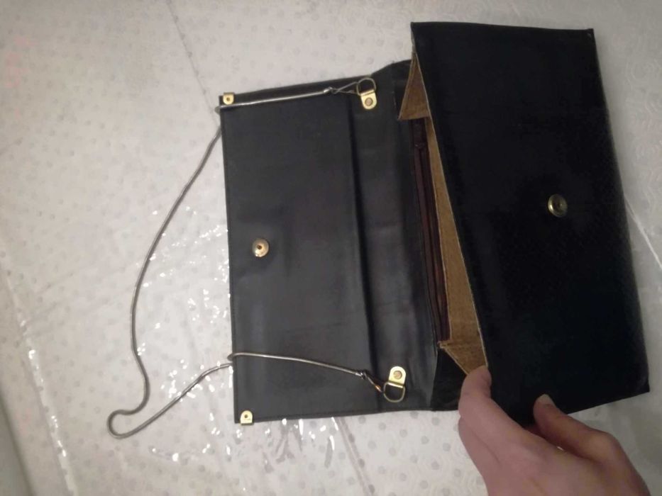 Duas Pochetes: preta e vermelha escura