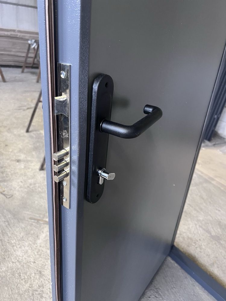 Двері металеві однолистові та з дсп накладками для гаражу та бадинку