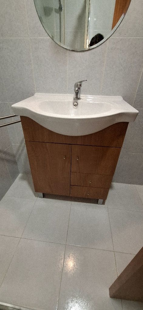 Armário WC com 2 gavetas e 2 portas. Lavatório incluído