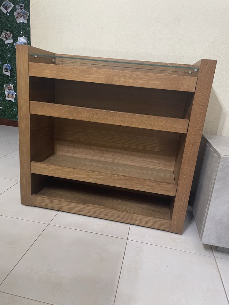 Cama c/ estrado e c/ mesinhas de cabeceira