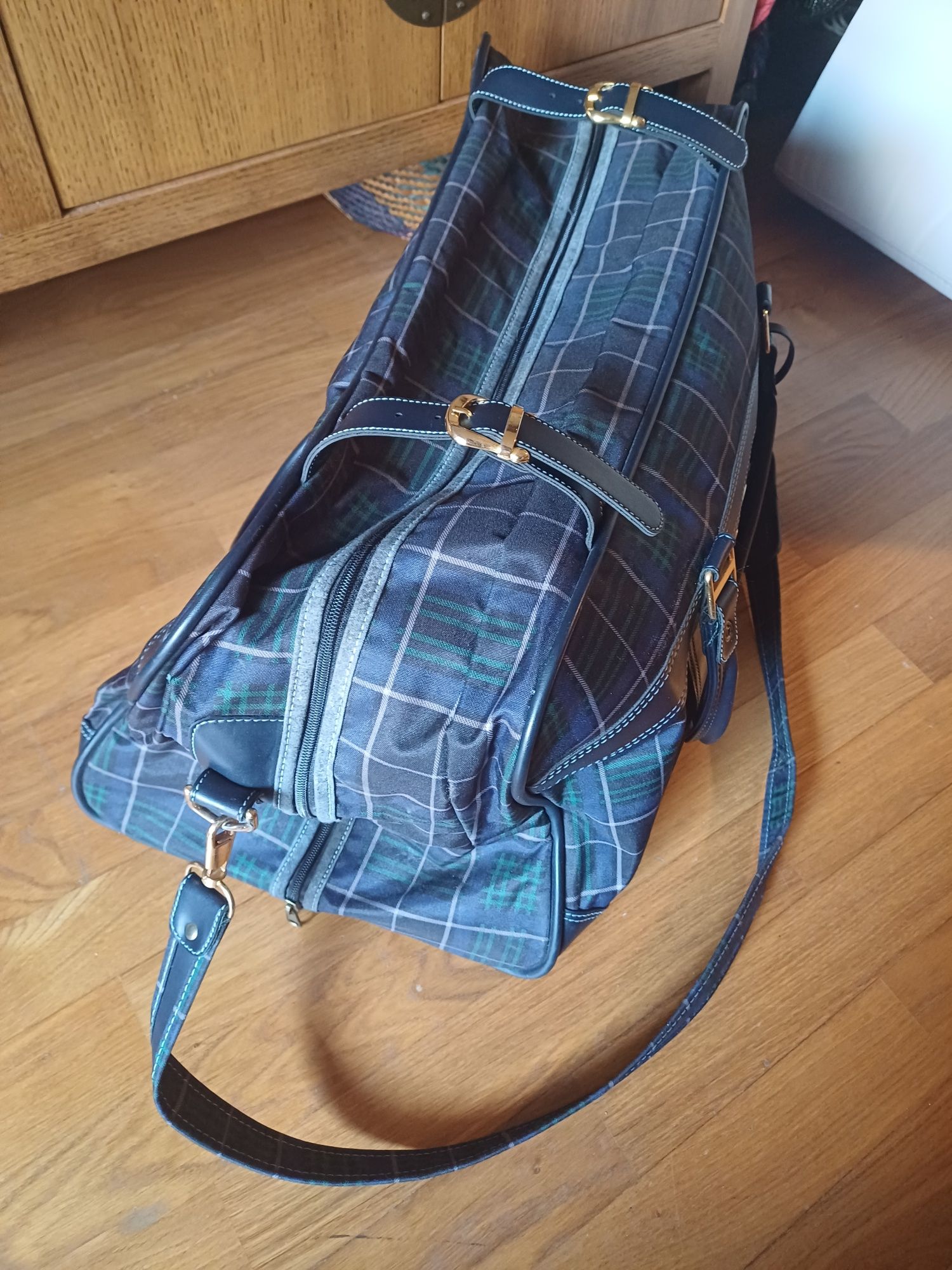 Mala de viagem azul, da marca Jacto, estilo vintage