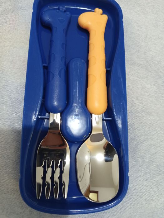 Caixa organizadora de talheres.