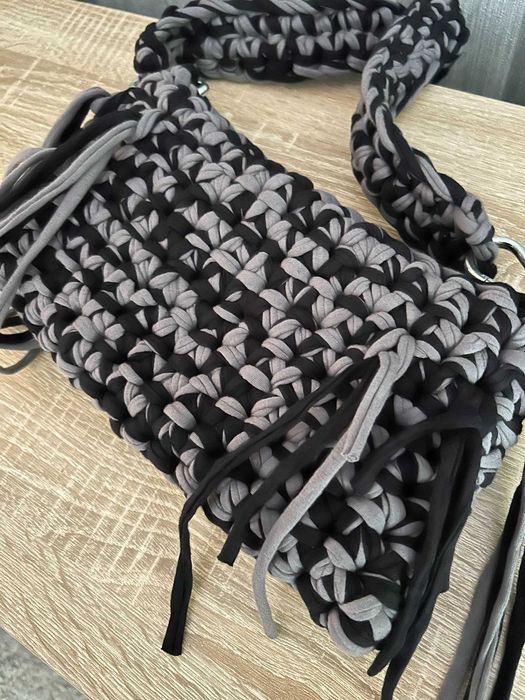 Czarno-szara torebka wykonana na szydełku