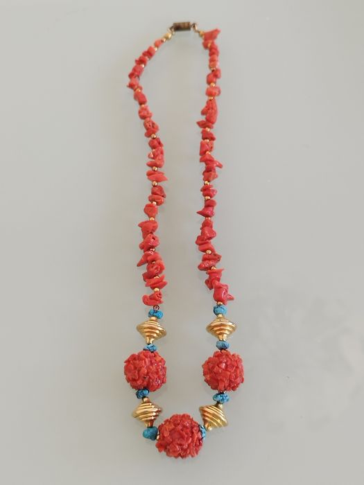 Lindo colar feito em coral genuíno, com um design único e elegante.

-