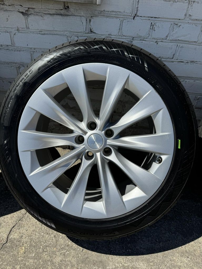 Koła Tesla X 2x275-45-r20 2x255-45-r20   Nokian Hakka Black 3 SUV