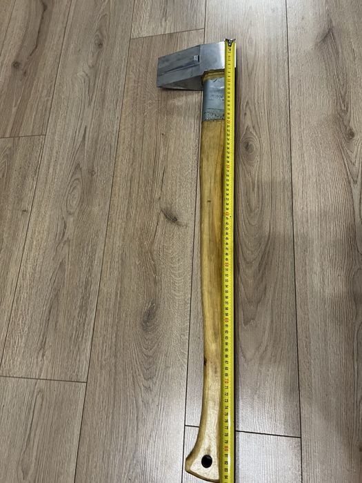 Колун для рубки дров.