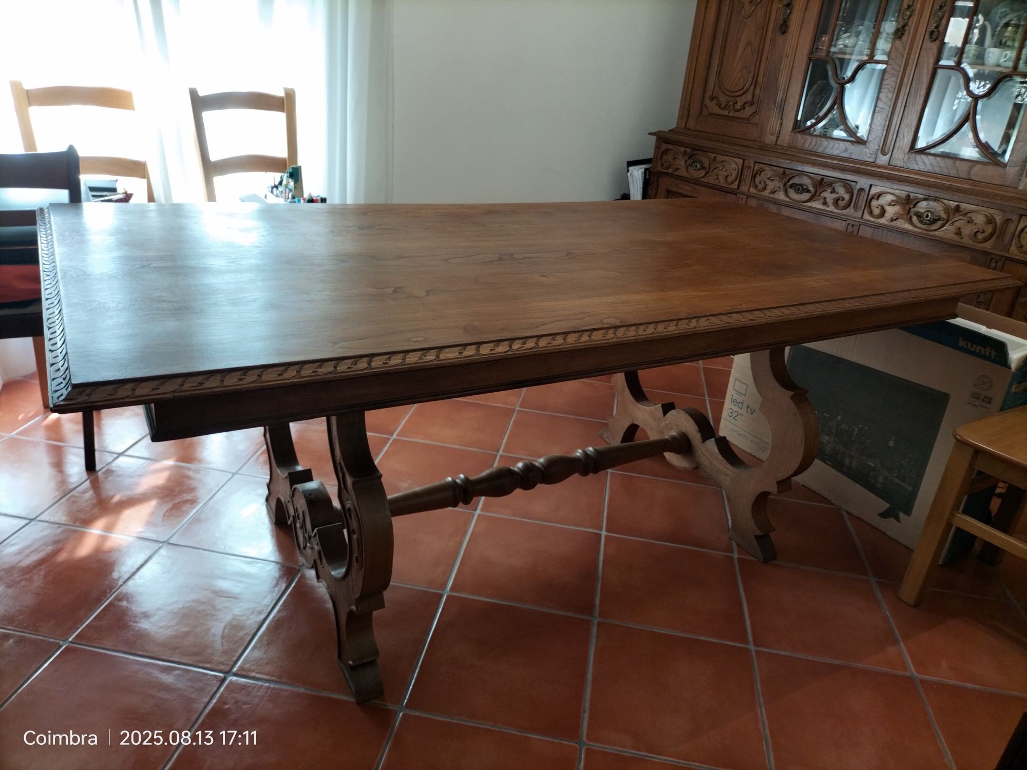Mesa em madeira de nogueira maciça.