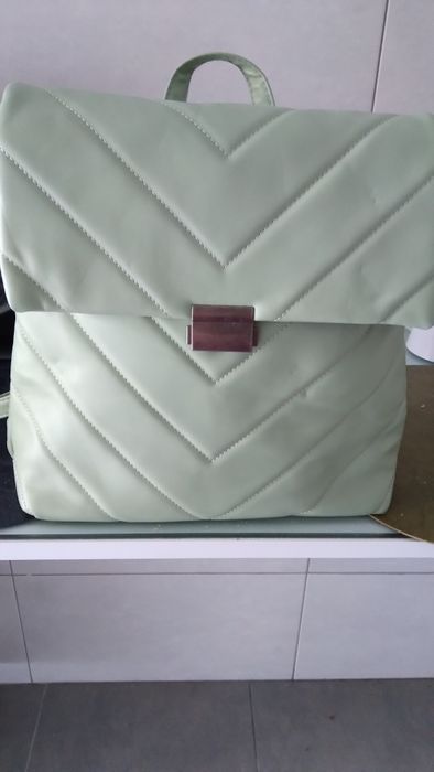 Mochila  imitação  de pele cor verde nova com etiqueta