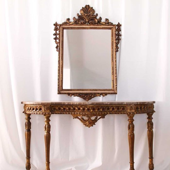 Credência ao gosto barroco em madeira talhada e dourada