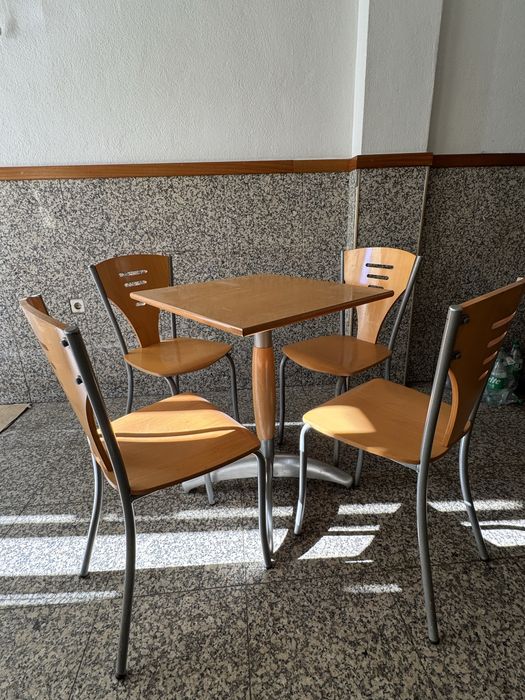 Mesas e cadeiras de café