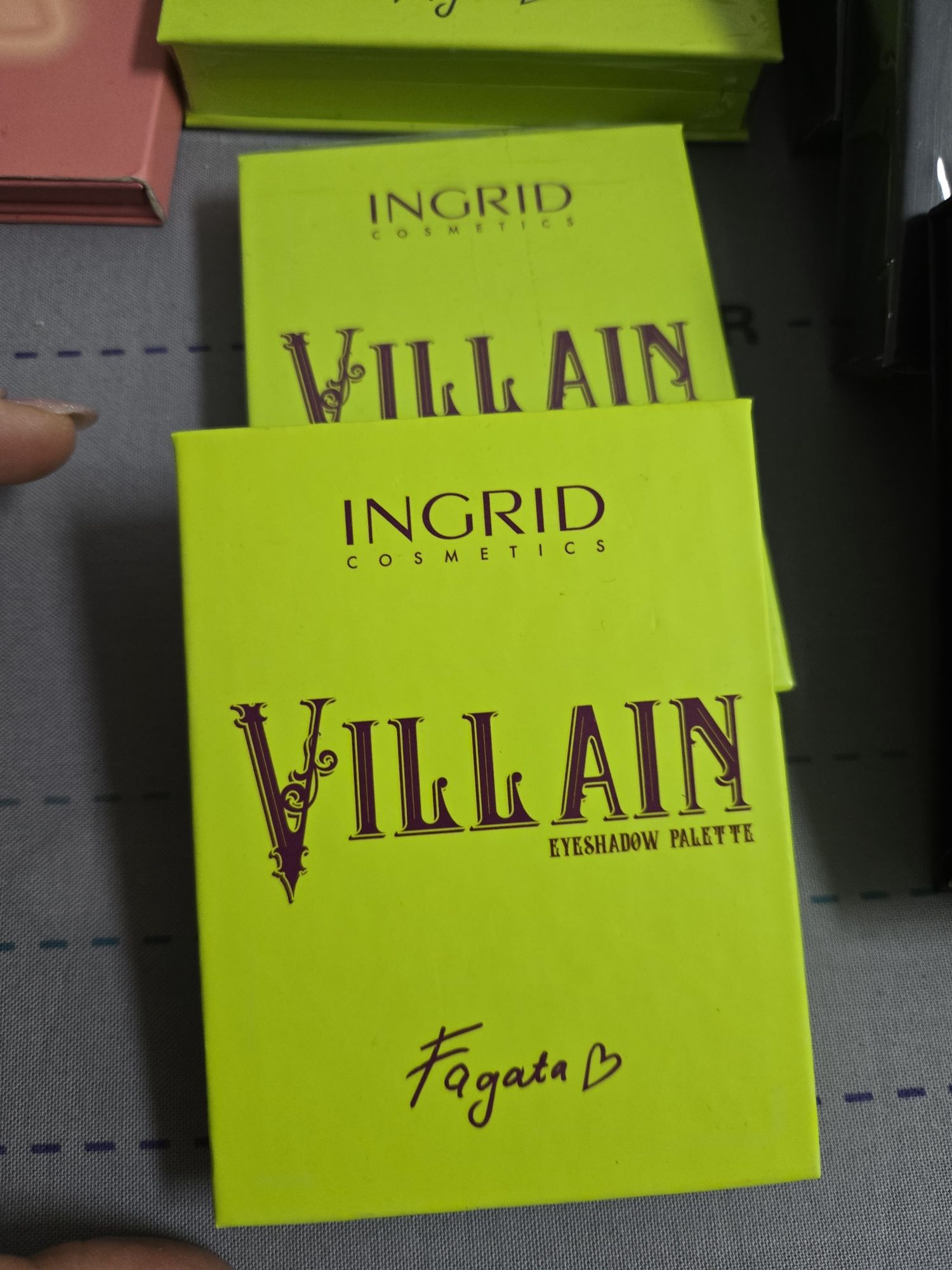 Cienie do oczu  Villain