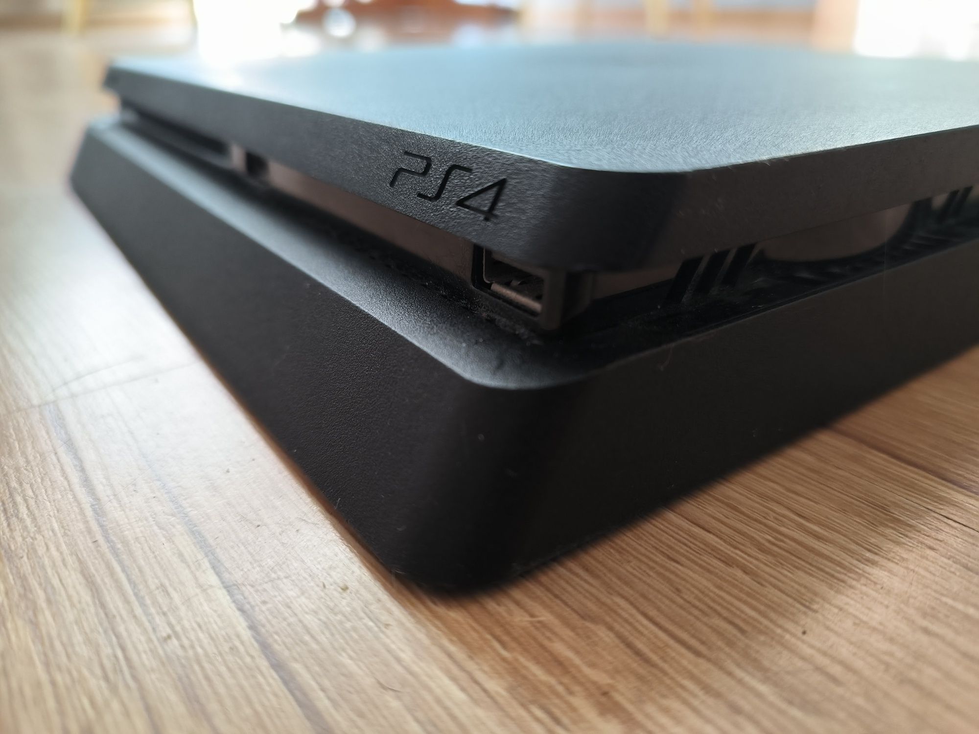 Ps4 slim + kontroler, kable i gry (stan bardzo dobry)