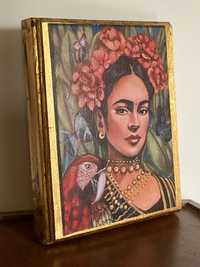 Frida Kahlo obrazek na grubej starej desce.