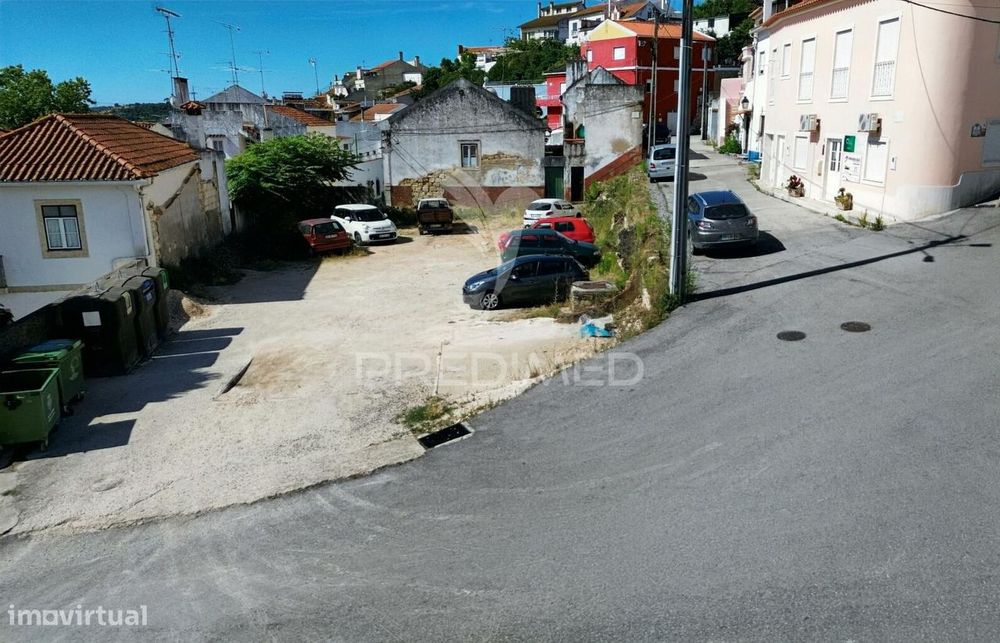 Terreno urbano no centro da Vila de Pernes / Santarém