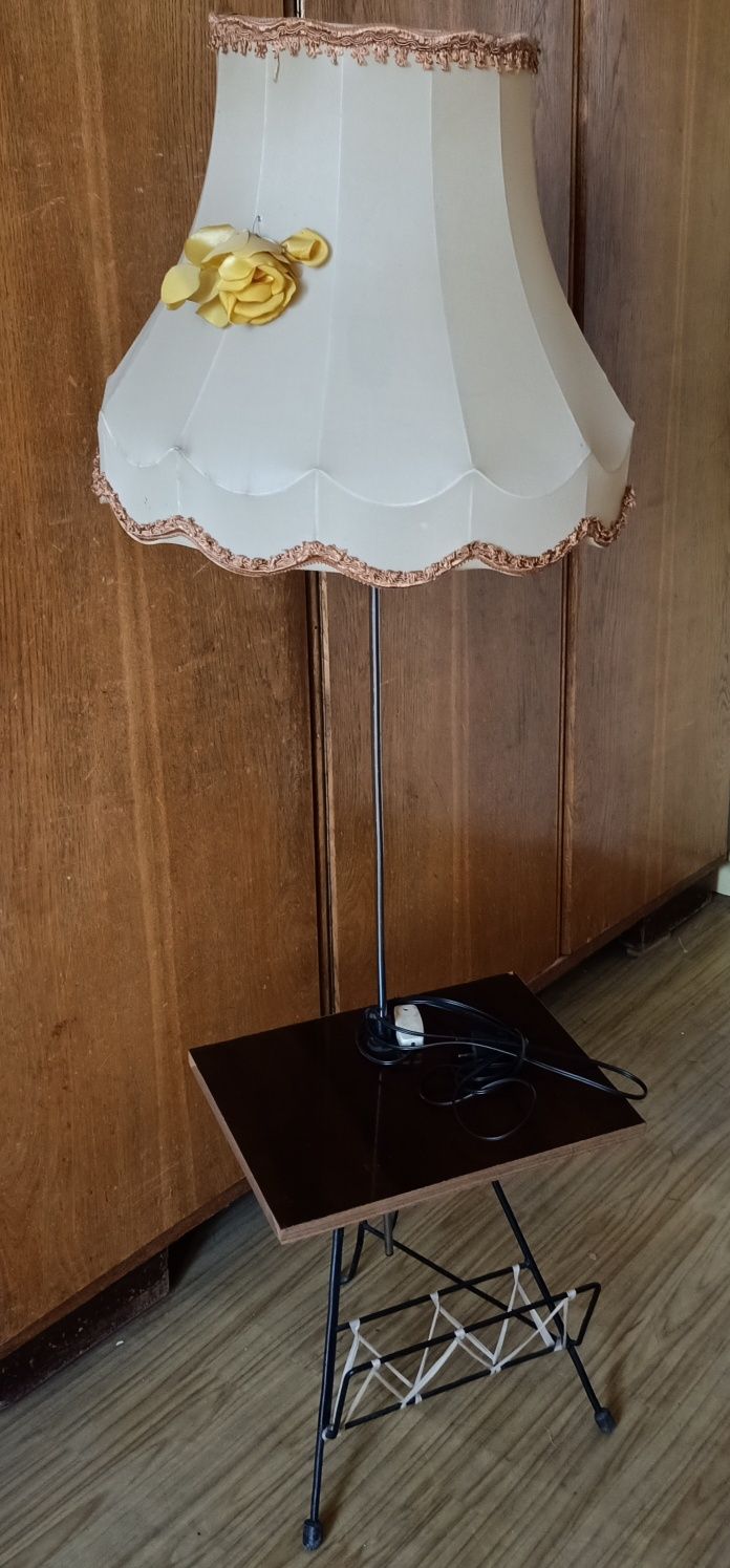 Lampa stojąca z gazetnikiem z PRL