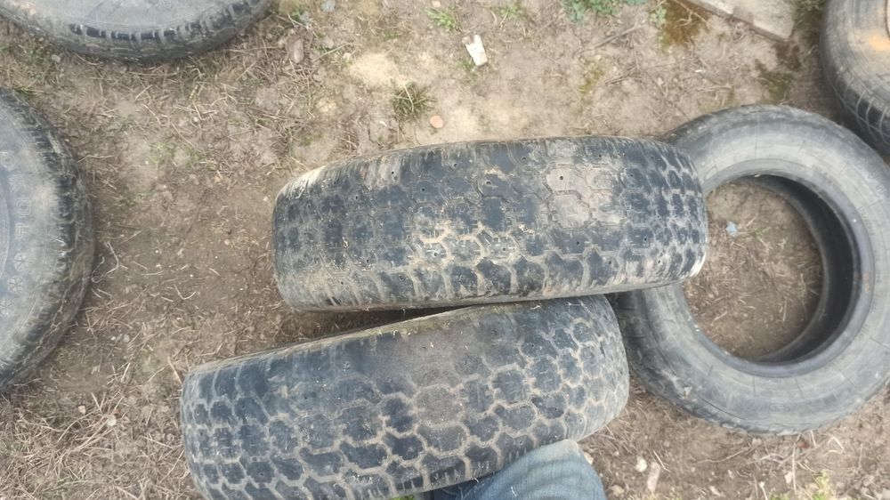Продам резину на дисках є 8 скатів