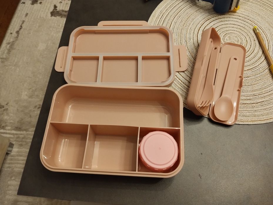 Piękny różowy lunch box dla młodej damy