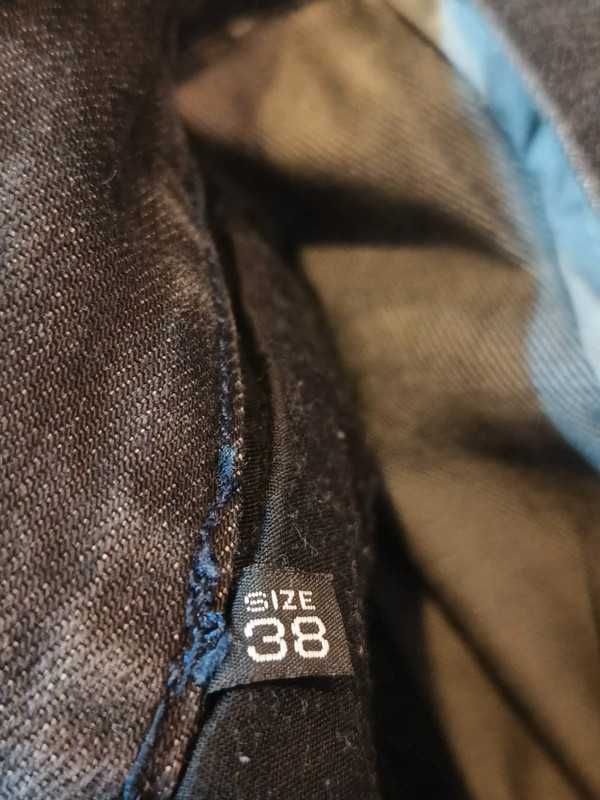 Męskie czarne jeansy HUGO BOSS, rozmiar 38